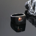 Anillo cuadrado negro minimalista con una piedra de cristal roja incrustada - Talla 7 / Color negro gema naranja roja