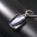 Dettaglio del ciondolo rettangolare in occhio di gatto grigio-blu con catena argento - Pendente Singolo (Senza Catena) / Colore Acciaio Gemma Nera