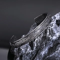 Vintage βραχιόλι από ανοξείδωτο ατσάλι με χάραξη evil eye σε σκούρα πέτρα - Χρώμα Ατσαλιού