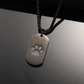 Detail van zwarte roestvrijstalen urnhanger voor huisdieren met gegraveerde pootafdruk - Alleen hanger (geen ketting) / Zwart
