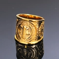 Makroaufnahme des Goldrings mit St. Benedikt-Medaille und detailliertem Relief - US 7 / Gold