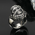 Gotischer Punk Totenkopf Hand Ring aus vintage Edelstahl in silbernem Finish - US 7 / Stahlfarbe