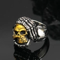 Makro-Detail des gotischen Totenkopfrings mit goldenem Schädel und silbernen Knochen - US 7 / Gold & Silber