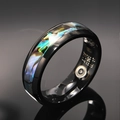 Dettaglio dello smart ring con intarsio in conchiglia e sensori interni per la salute - US 7 / Conchiglia Iridescente Nera (Stile 1)