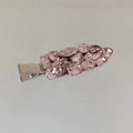 Détail d'une barrette argentée ornée de cristaux roses en formes de goutte et ovale - Rose