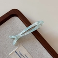 Détail de la pince à cheveux en acétate bleu clair en forme de poisson avec fini perlé - Bleu