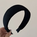 Dettaglio del cerchietto nero in maglia a costine con trama morbida e fodera - Nero