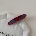 Fermaglio rosso con bordi ondulati, motivo denim blu e fiocchetto su sfondo in tessuto - Forma a Barra con Bordo a Onde