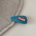 Detail van een blauwe driehoekige haarclip van acryl met rode en witte min-letters - Hoogverzadigd Blauw-Brede Driehoek
