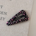 Dettaglio macro della clip per capelli BB a triangolo con stampa leopardata e neon - Leopardo Grigio Rosa Triangolo