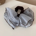 Dettaglio dell'elastico scrunchie in tulle blu-grigio con bordo marrone e plissé - Blu