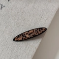 Detail einer Haarklammer mit Schildpatt-Muster auf texturiertem Leinenhintergrund - Ovaler Clip / Acetat Schildpatt Leopard