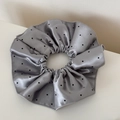 Dettaglio macro dello scrunchie in raso argento lucido con pois neri classici - Grigio a Pois Raso Lucido - Doppio Strato