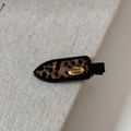 Nahaufnahme einer Haarklammer mit Schildpattmuster und goldenem Hand Made Logo - Goldetikett Spurenloser Clip / Acetat Schildpatt Leopard