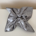 Dettaglio macro dell'elastico in raso grigio argento con motivo a pois neri lucidi - Grigio a Pois Raso Lucido - Fiocco Quadrato