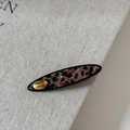 Detail einer handgefertigten Haarspange mit Leopardenmuster und goldenem Etikett - Goldetikett Ovaler Clip / Acetat Schildpatt Leopard