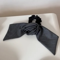 Détail d'un élastique à cheveux en tissu rayé gris avec nœud élégant et bande élastique - Chouchou Ruban Rose / Rayé Gris