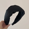 Detalle de la diadema ancha acolchada negra con tela mate suave y diseño grueso premium - Negro