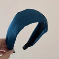 Vista detallada de la diadema ancha azul oscuro con textura de seda premium y tela de sarga - Azul