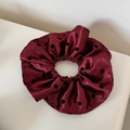 Détail du chouchou en satin bordeaux à pois noirs avec texture plissée multicouche - Rouge