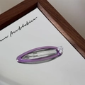 Detalle de una horquilla BB morada con cristal cuadrado y elegante perla blanca brillante - Clip Ovalado Púrpura-Cristal Blanco