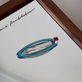 Detalle de pinza para el pelo de resina azul con gema roja y adornos de perlas blancas en clip - Clip Ovalado Azul-Cristal Rojo