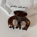 Nahaufnahme der Vintage-Haarklammer aus Acetat mit Schildpattmuster und goldenem Logo - Blau-Braun