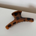 Vista ravvicinata della grande pinza per capelli leopardata su una base bianca - Leopardo Caffè Dritto Spesso