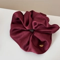 Detalle de un coletero de satén burdeos con una etiqueta metálica dorada de calidad - Scrunchie / Coletero Rojo Etiqueta Dorada