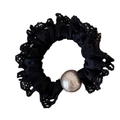Elegante zwarte satijnen en kant scrunchie met grote champagne parel voor paardenstaarten - Zwart