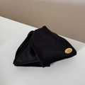Detalle de coletero de satén negro con una placa metálica dorada y logo grabado - Pinza para el Pelo Negro Etiqueta Dorada