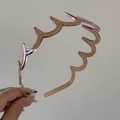 Détails du serre-tête ondulé avec une texture de résine gelée ambre translucide - Type Denté / Marron