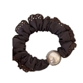 Donkerbruine satijnen haarscrunchie met kant en een grote zilveren metalen kraal - Bruin