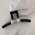 Elegante pinza para el pelo negra con lazo crema y detalles de costuras negras finas - Pinza de Lazo Blanca