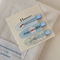 Détail de trois barrettes à cheveux bleues en acrylique avec motifs floraux sur carte - Base Bleue Pince Fleur