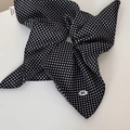 Details des schwarzen Haargummis mit weißen Punkten, Handmade-Label und Schleife - Geknotete Polka Dot Schwarzes Quadrat (FQ88315)