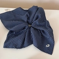 Detailansicht von marineblauem Haargummi mit Punkten, Handmade-Label und Schleife - Geknotete Polka Dot Blaues Quadrat (FQ88315)
