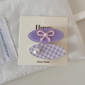 Vue détaillée de barrettes à fleurs roses avec perles et nœuds sur carte de présentation - Pince Ovale Carreaux Violet
