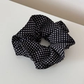 Nahaufnahme des schwarz-weißen Punkte-Haargummis mit weicher Stoffstruktur - Geknotete Polka Dot Schwarz Tailliert (FQ88315)
