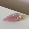 Detail der rosa Herz-Haarklammer aus Harz mit glitzernden Steinen und Goldbeschichtung - Rosa