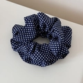 Detail eines dunkelblauen Haargummis aus Stoff mit weißen Punkten und elastischer Textur - Geknotete Polka Dot Blau Tailliert (FQ88315)