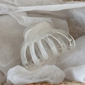 Dettaglio di un grande fermaglio per capelli con elegante trama marmorea bianca e resina - Bianco