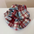 Detail van rood en blauw geruite scrunchie met hartvormige hanger en Plate Premium label - Rood Blauw Geruit - Rode Strik Scrunchie
