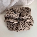 Detail eines Haargummis mit Leopardenmuster zeigt Stoffstruktur und elastisches Design - Beige Leopardenmuster - Haargummi