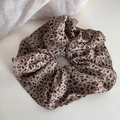 Detaillierte Nahaufnahme eines großen Scrunchie mit Leopardenmuster aus weichem Chiffon - Beige Leopardenmuster - Abgedichtete Kante