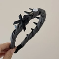 Détail du serre-tête en tissu gris avec nœud, boutons et dents intérieures antidérapantes - Serre-tête à Dents Nœud Bouton / Gris