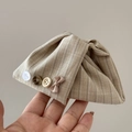 Détail d'une pince à cheveux en tissu rayé avec boutons vintage et nœud en satin - Pince Triangle à Nœud Bouton / Abricot