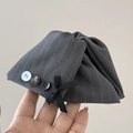 Gros plan de la pince à cheveux en tweed gris foncé avec boutons et petit nœud - Pince Triangle à Nœud Bouton / Gris