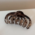 Dettaglio molletta per capelli leopardata con trama a guscio di tartaruga e denti forti - Stile Crisantemo - Leopardo Chiaro
