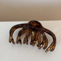 Dettaglio della clip per capelli a macchia di leopardo in resina con denti fitti e forti - Stile Crisantemo - Leopardo Scuro